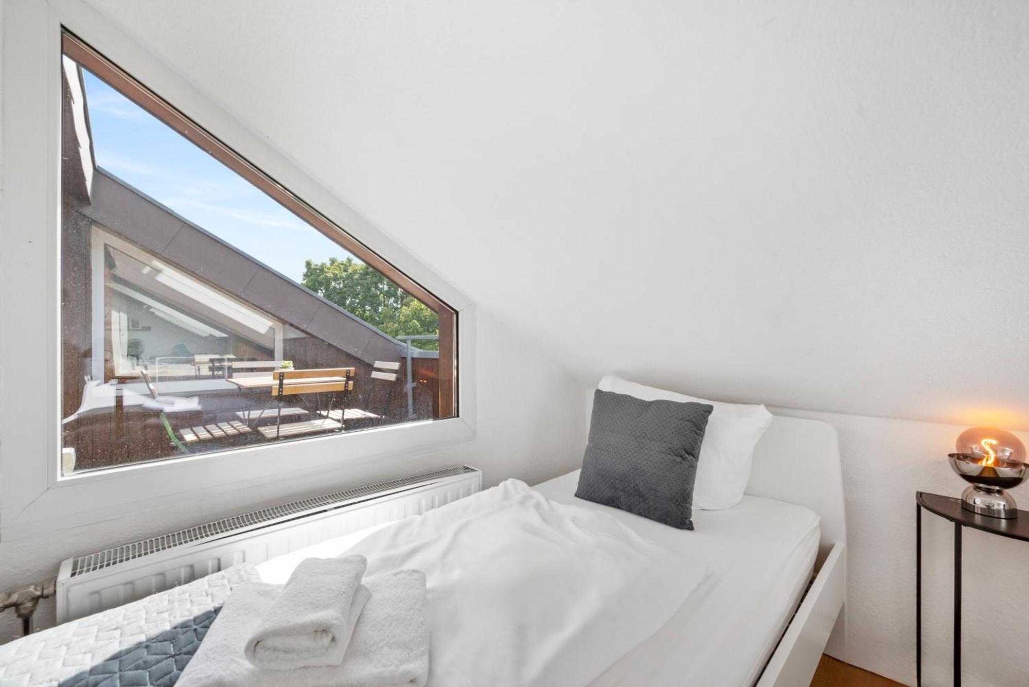 Backhome - Business&family - Parken, 3-zimmer, Smarttv, Balkon, Waschmaschine, Ruhige Stadtrand-lage, Netflix, 60qm, 24h Checkin Apartment *